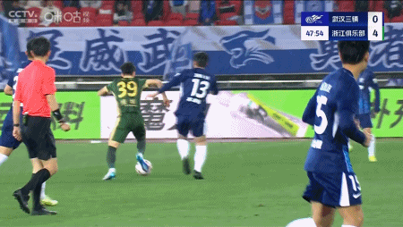 背后放倒王钰栋致其伤退，郑凯木微博遭大量球迷辱骂