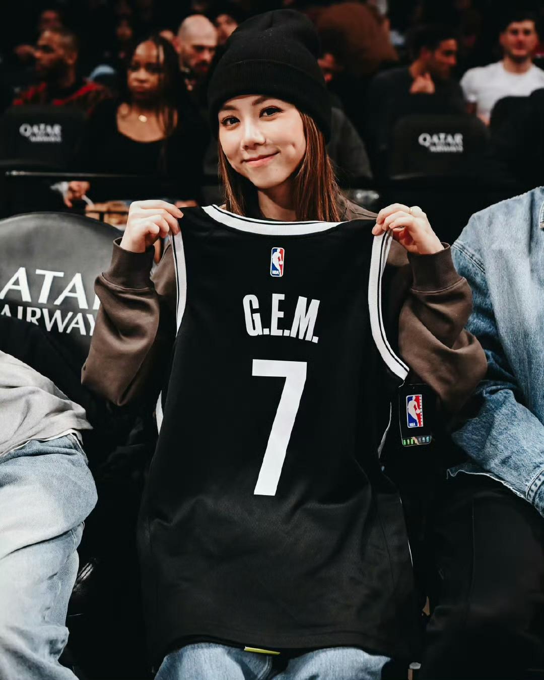 现身布鲁克林，邓紫棋来到巴克莱中心观看篮网与快船的比赛